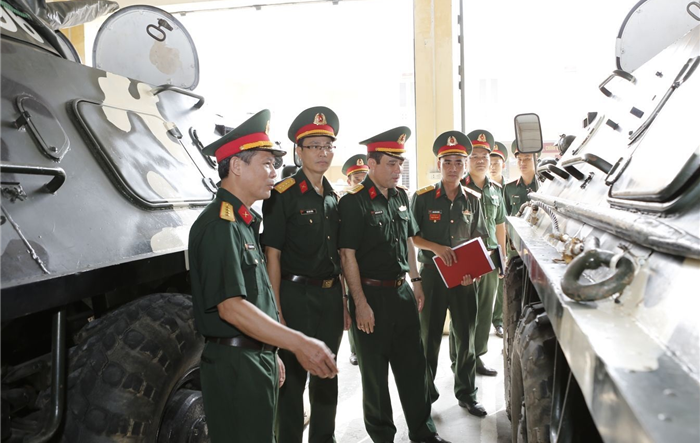 Phó Tư lệnh Bộ Tư lệnh Thủ đô Nguyễn Quốc Toản kiểm tra Tiểu đoàn Thiết giáp 47