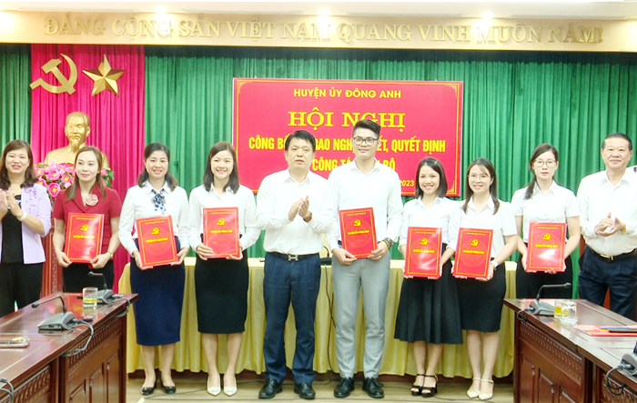 Huyện ủy Đông Anh công bố và trao quyết định về công tác cán bộ