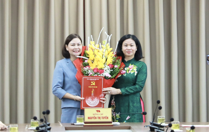 Phó Bí thư Thường trực Thành uỷ trao các quyết định của Ban Thường vụ Thành uỷ   về công tác cán bộ