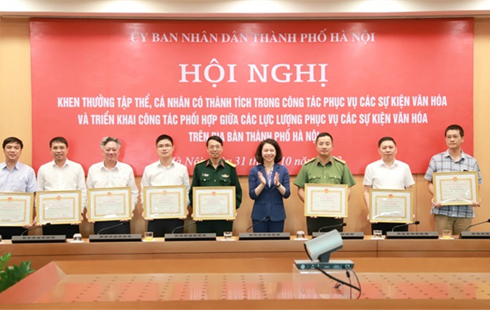 Thành phố Hà Nội khen thưởng nhiều tập thể, cá nhân tích cực phục vụ các sự kiện văn hóa trên địa bàn