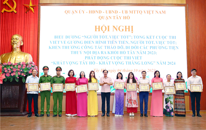 Quận Tây Hồ biểu dương các tấm gương “Người tốt, việc tốt” năm 2023