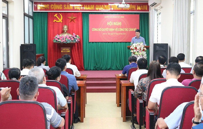 Phó Bí thư Thường vụ Quận uỷ Nam Từ Liêm trao quyết định về công tác cán bộ