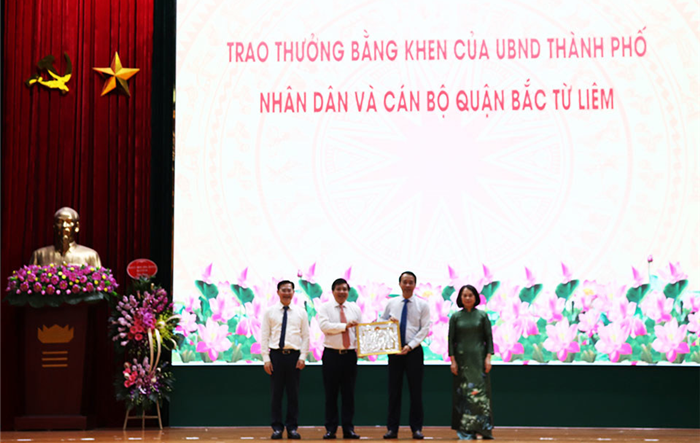 Quận Bắc Từ Liêm khen thưởng nhiều tấm gương người tốt việc tốt