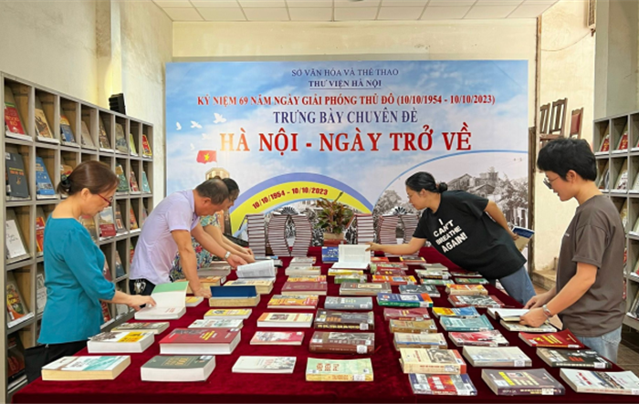 Trưng bày sách, báo chuyên đề “Hà Nội - Ngày trở về” nhân kỷ niệm 69 năm Ngày Giải phóng Thủ đô (10/10/1954 - 10/10/2023) 
