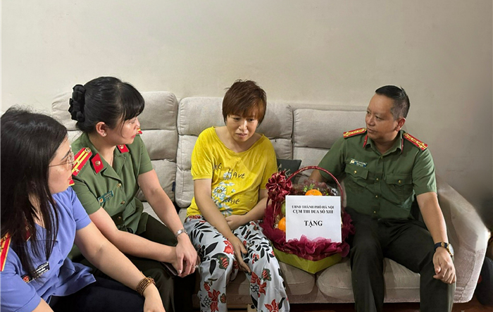 Cụm thi đua số 13 thành phố thăm, động viên cán bộ có hoàn cảnh khó khăn