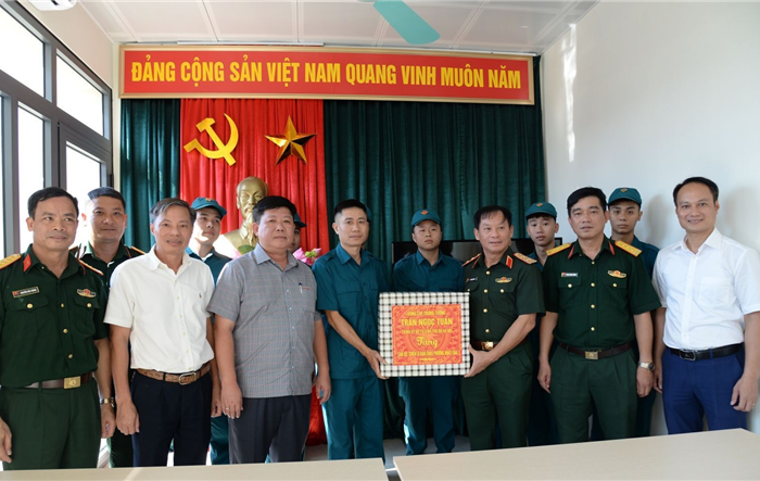 Chính uỷ Bộ Tư lệnh Thủ đô thăm, làm việc tại Ban CHQS quận Tây Hồ