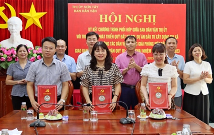 Ký kết chương trình phối hợp thực hiện công tác dân vận trong giải phóng mặt bằng trên địa bàn thị xã Sơn Tây