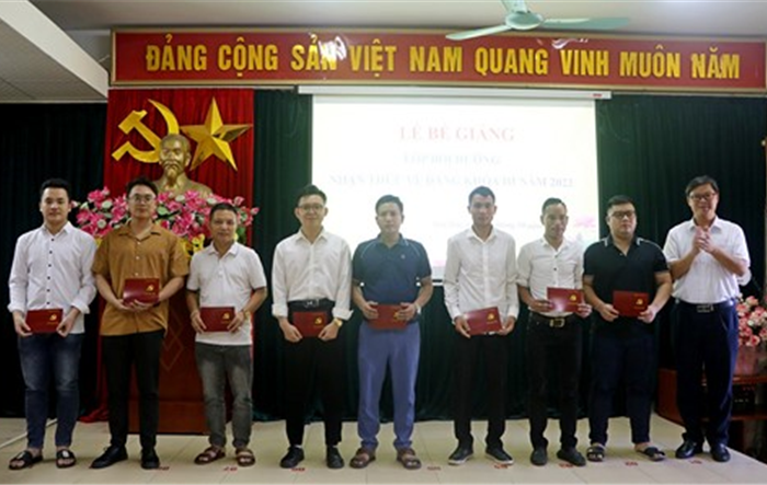 Thị xã Sơn Tây bế giảng lớp bồi dưỡng nhận thức về Đảng khóa III năm 2023