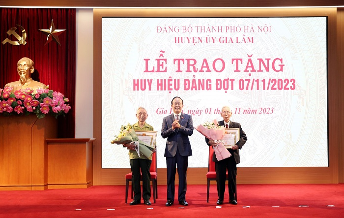 Chủ tịch HĐND thành phố Nguyễn Ngọc Tuấn trao Huy hiệu Đảng tại huyện Gia Lâm