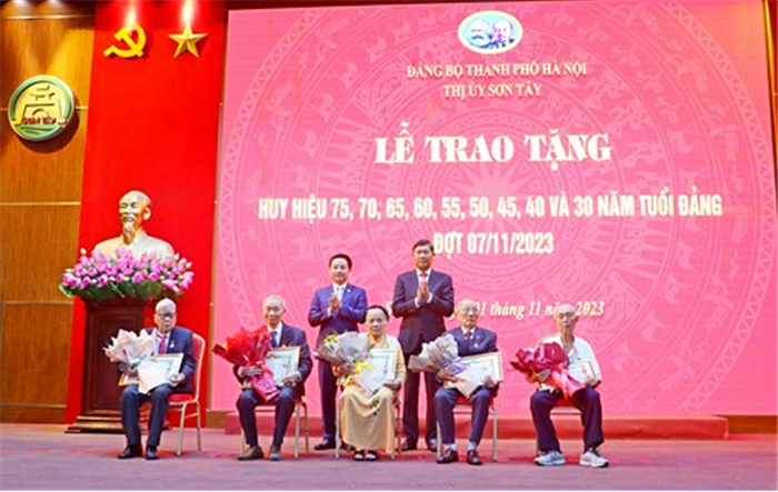 Thị xã Sơn Tây: Trao Huy hiệu Đảng tặng các đảng viên cao niên