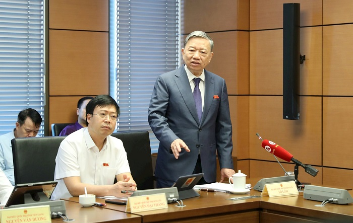 Đại biểu Quốc hội thảo luận tại tổ về dự án Luật Trật tự, an toàn giao thông đường bộ