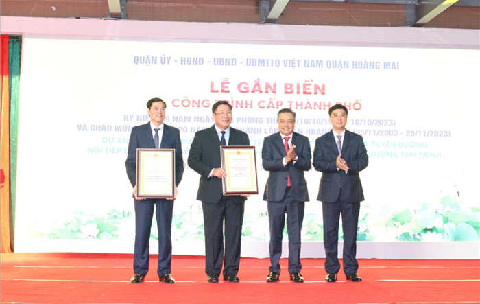 Quận Hoàng Mai gắn biển 2 công trình hạ tầng cấp thành phố