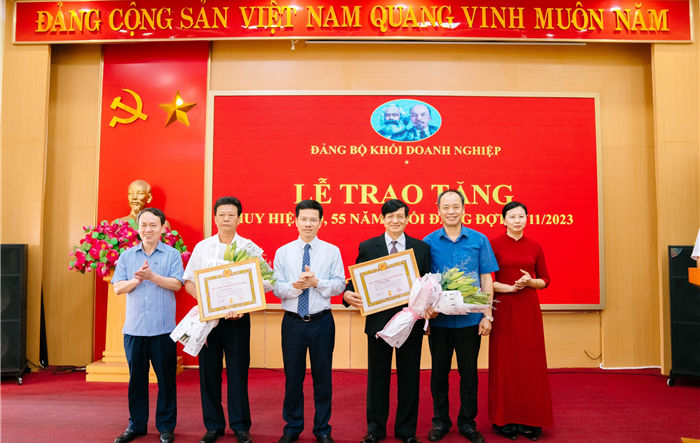 Bí thư Huyện ủy dự lễ trao Huy hiệu Đảng và ra mắt Chi bộ ngoài khu vực Nhà nước