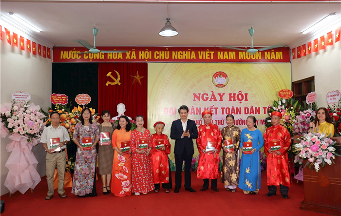 Trưởng Ban Nội chính Thành uỷ dự Ngày hội Đại đoàn kết toàn dân tộc năm 2023 tại phường Tây Mỗ (quận Nam Từ Liêm)