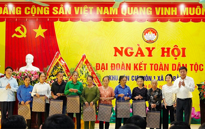 Phó Chủ tịch UBND thành phố Dương Đức Tuấn dự Ngày hội Đại đoàn kết tại xã Hạ Bằng - Thạch Thất