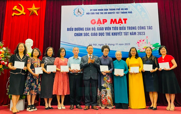 Biểu dương các cán bộ, giáo viên tiêu biểu trong công tác cứu trợ, chăm sóc, giáo dục trẻ khuyết tật
