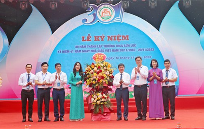 Trường THCS Sơn Lộc (thị xã Sơn Tây) nhận Bằng khen của Bộ Giáo dục và Đào tạo