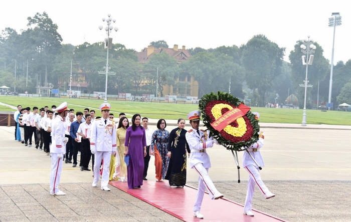 Đoàn đại biểu Công đoàn quận Hoàng Mai báo công dâng Bác 