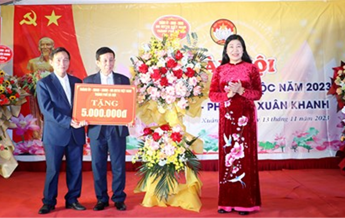 Chủ tịch Uỷ ban MTTQ Việt Nam thành phố dự Ngày hội đại đoàn kết toàn dân tộc tại phường Xuân Khanh (thị xã Sơn Tây)
