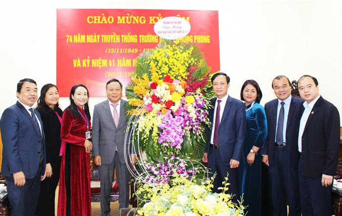 Phó Bí thư Thành ủy Hà Nội chúc mừng Trường Đào tạo cán bộ Lê Hồng Phong thành phố Hà Nội và Học viện Chính trị khu vực I