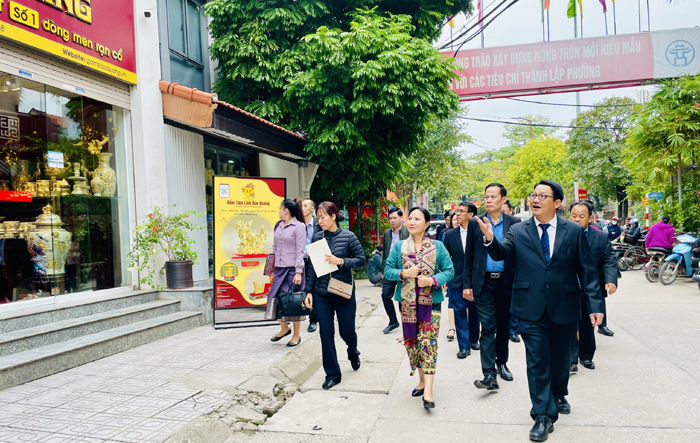 Đoàn đại biểu Ủy ban Trung ương Mặt trận Lào xây dựng đất nước khảo sát thực tế tại huyện Gia Lâm