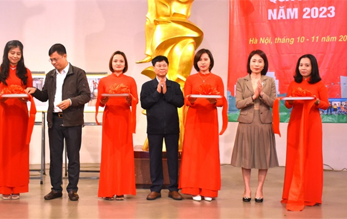 Khai mạc triển lãm ảnh với “Tuyên truyền xây dựng văn hóa giao thông qua ảnh”
