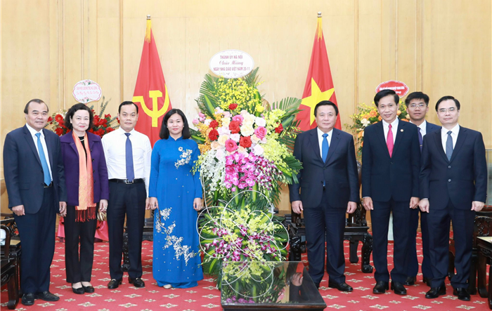 Phó Bí thư Thường trực Thành uỷ Nguyễn Thị Tuyến thăm, chúc mừng các thầy cô giáo nhân ngày Nhà giáo Việt Nam 20-11