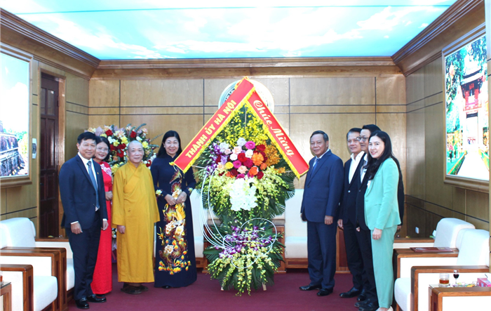 Phó Bí thư Thành uỷ Hà Nội Nguyễn Văn Phong chúc mừng Uỷ ban Mặt trận Tổ quốc Việt Nam thành phố