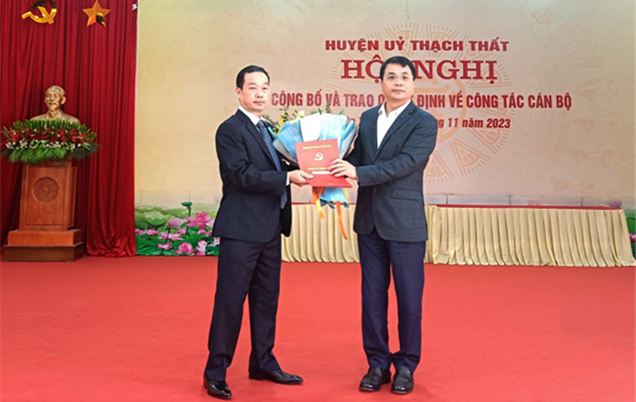 Huyện ủy Thạch Thất công bố và trao Quyết định về công tác cán bộ tại xã Tân Xã