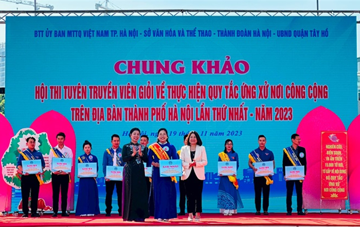 Chung khảo Hội thi Tuyên truyền viên giỏi về thực hiện Quy tắc ứng xử nơi công cộng 
