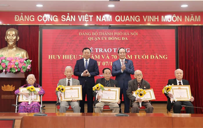 Quận Đống Đa có 22 đảng viên lão thành nhận Huy hiệu 70, 75 tuổi Đảng