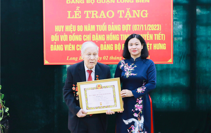 Phó Bí thư Thường trực Thành uỷ Nguyễn Thị Tuyến trao Huy hiệu Đảng tặng các đảng viên lão thành quận Long Biên