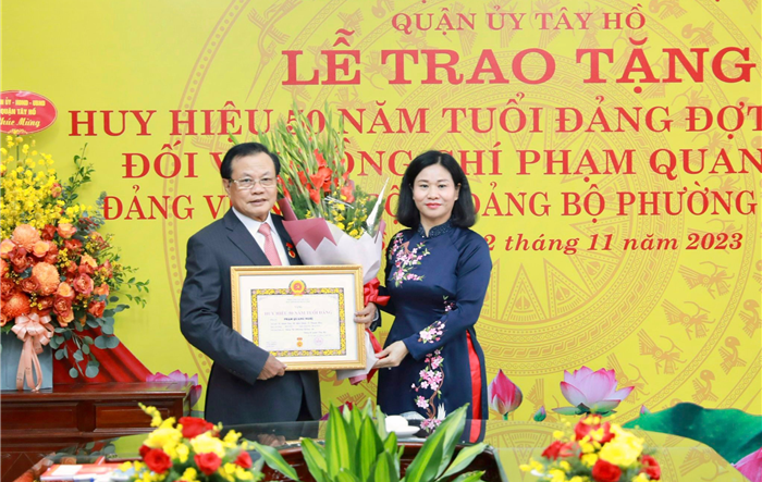 Trao Huy hiệu 50 năm tuổi Đảng tặng nguyên Bí thư Thành uỷ Hà Nội Phạm Quang Nghị