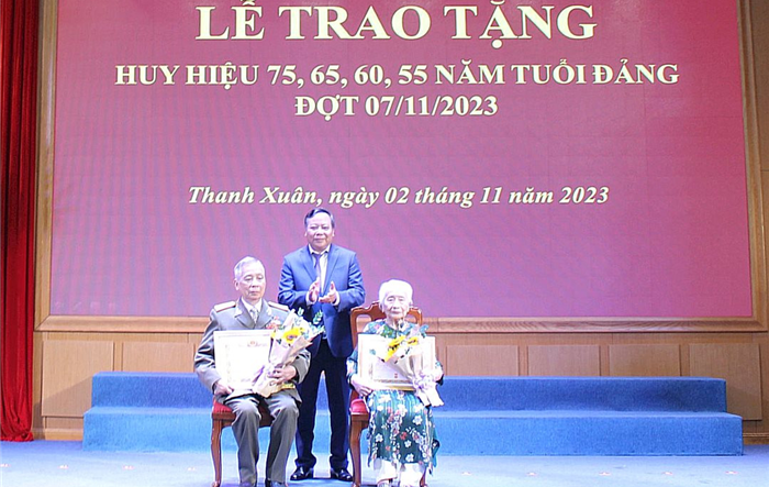 Quận Thanh Xuân trao tặng Huy hiệu Đảng cho 341 đảng viên