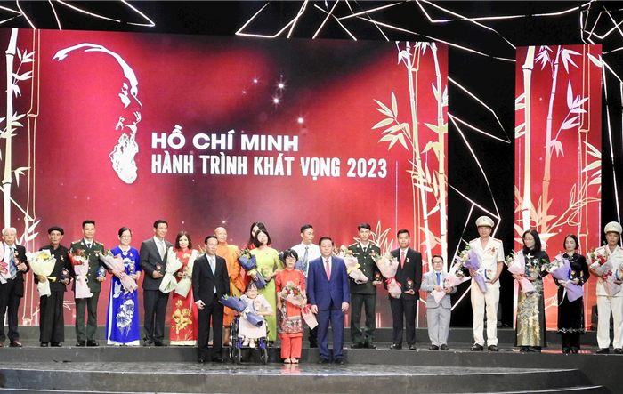 Tôn vinh tập thể, cá nhân tiêu biểu học tập và làm theo tấm gương Hồ Chí Minh 