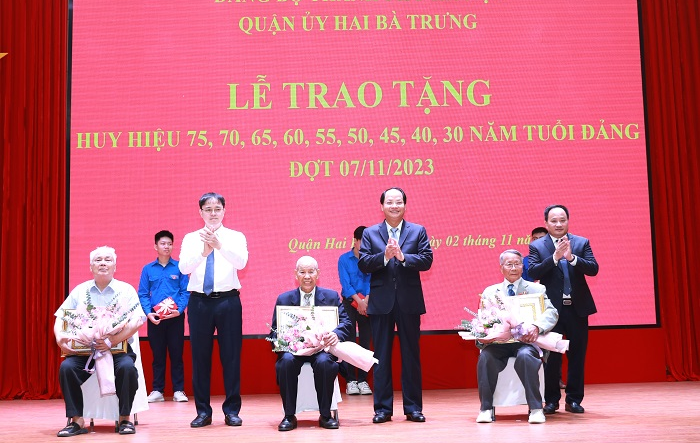 Trưởng Ban Tuyên giáo Thành uỷ trao Huy hiệu Đảng cho các đảng viên lão thành quận Hai Bà Trưng