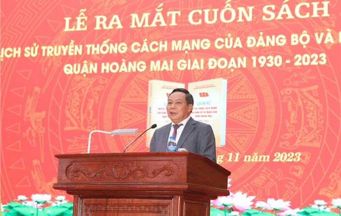 Phó Bí thư Thành ủy Nguyễn Văn Phong dự lễ ra mắt sách Lịch sử truyền thống cách mạng quận Hoàng Mai