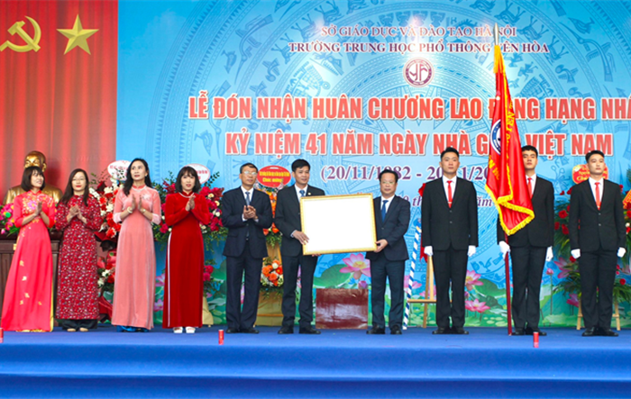 Trường THPT Yên Hòa nhận Huân chương Lao động hạng Nhất