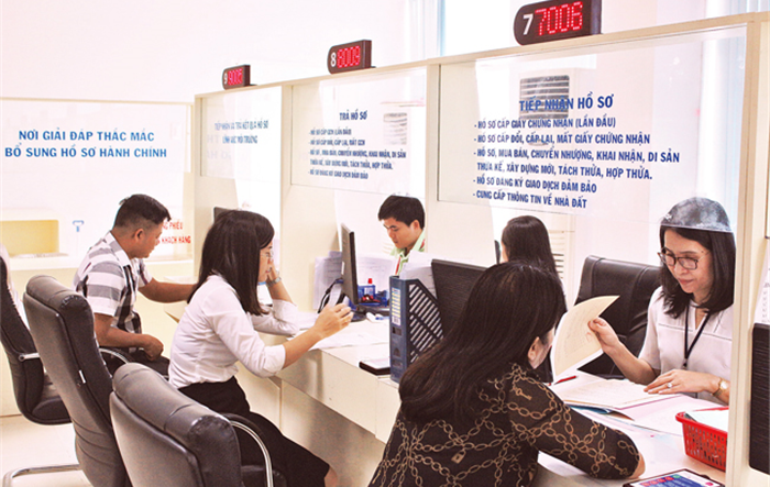 Đẩy mạnh phân cấp thủ tục hành chính và cắt giảm, đơn giản hóa thủ tục hành chính nội bộ