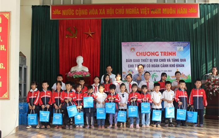 Sở Lao động- Thương binh và Xã hội Hà Nội  tặng quà cho trẻ em có hoàn cảnh khó khăn xã Phúc Lâm, huyện Mỹ Đức