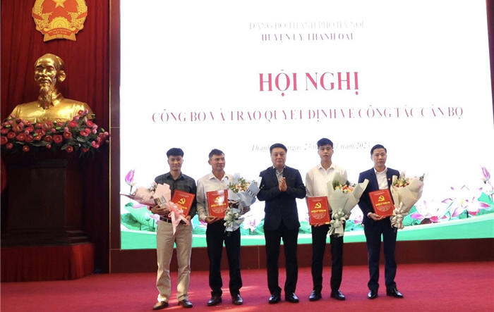Huyện ủy Thanh Oai công bố và trao quyết định về công tác cán bộ
