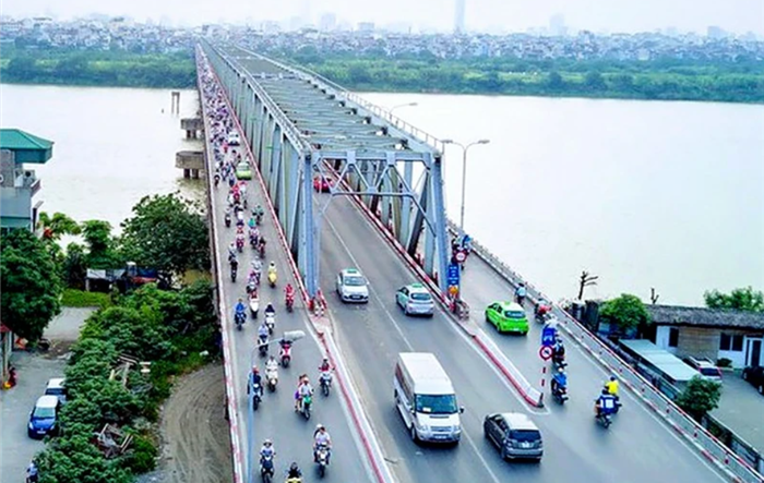 Phân luồng giao thông trên cầu Chương Dương để bảo dưỡng đường ống cấp nước