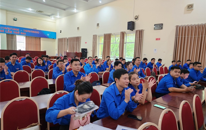 Tổng kết lớp bồi dưỡng kỹ năng nghiệp vụ công tác Đoàn cho cán bộ Viêng Chăn