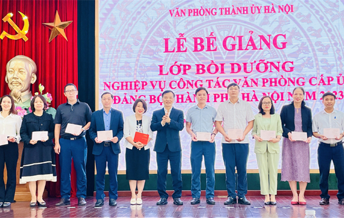 Gần 400 học viên hoàn thành lớp bồi dưỡng nghiệp vụ Văn phòng cấp ủy Đảng bộ thành phố Hà Nội