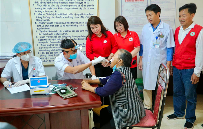 Hội Chữ thập đỏ thành phố khám bệnh, tư vấn sức khỏe, cấp thuốc miễn phí cho người cao tuổi, người có hoàn cảnh khó khăn