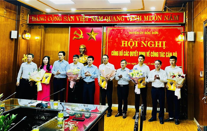 Huyện ủy Sóc Sơn công bố và trao quyết định về công tác cán bộ