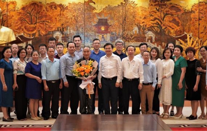 Trao quyết định nghỉ hưu đối với cán bộ Văn phòng UBND thành phố
