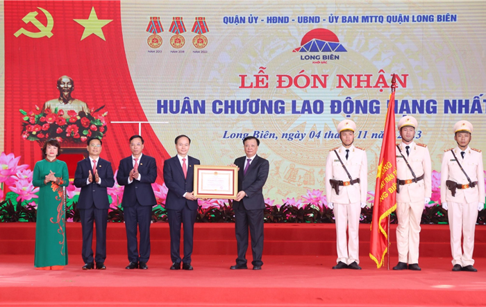 Quận Long Biên kỷ niệm 20 năm thành lập và đón nhận Huân chương Lao động hạng Nhất