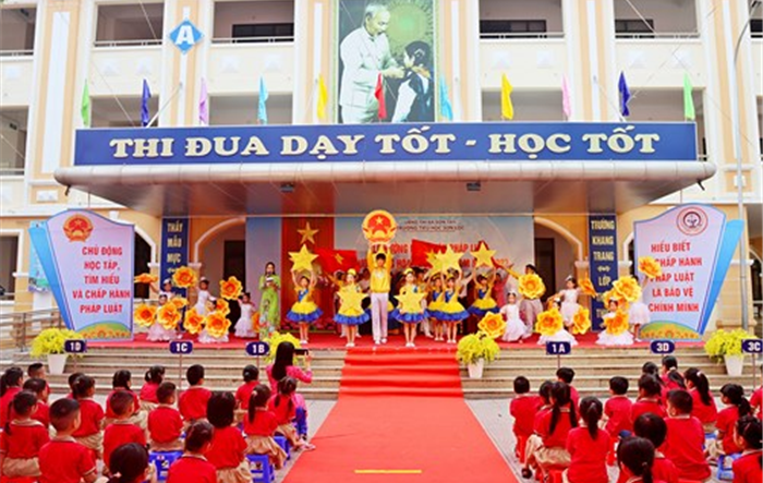 Thị xã Sơn Tây tổ chức hoạt động hưởng ứng Ngày Pháp luật nước CHXHCN Việt Nam