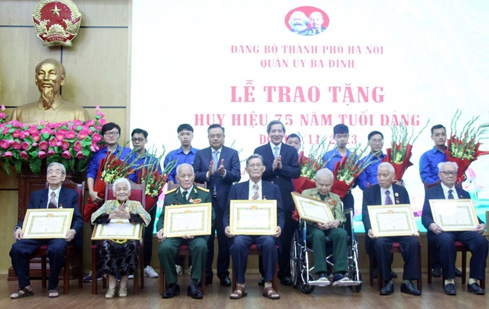 Chủ tịch UBND thành phố Trần Sỹ Thanh trao Huy hiệu Đảng tặng các đảng viên lão thành quận Ba Đình